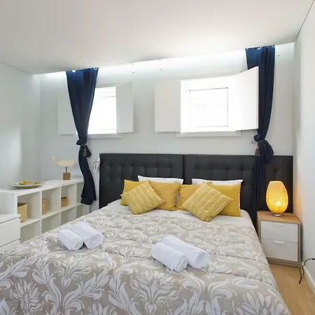 2 Comfortable Stunning Flats - Center *